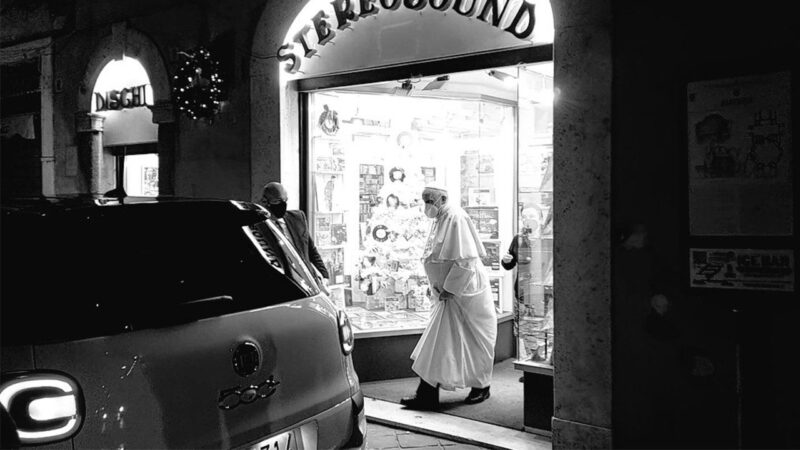 Il Papa a sorpresa in un negozio di dischi