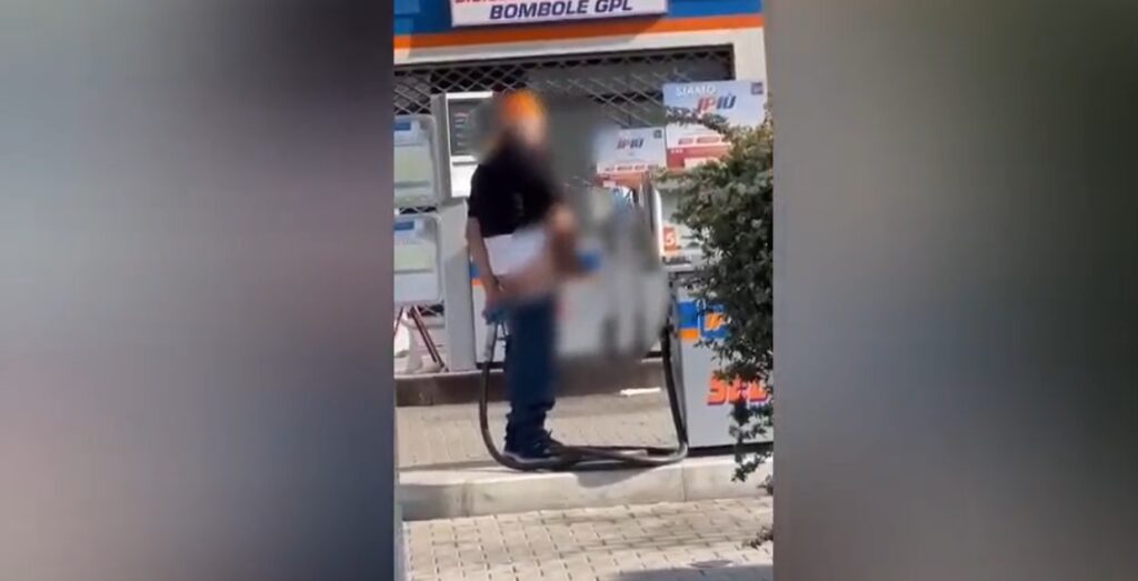 Anziano Pompa di benzina