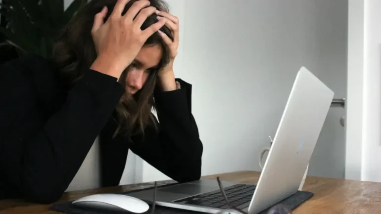 lavoratori italiani stanchi e demotivati