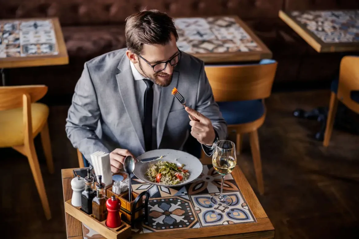 mangiare da soli al ristorante