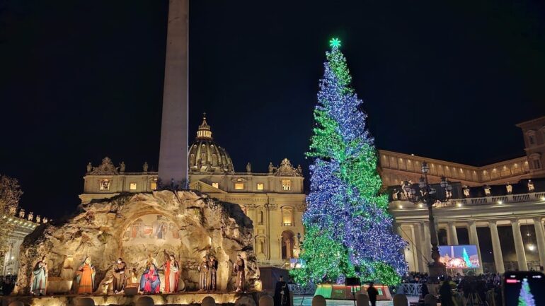 presepe e albero di Natale in Piazza San Pietro.