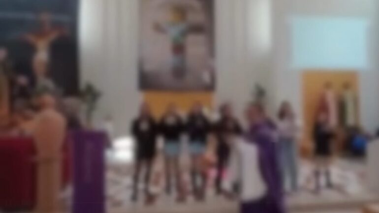 parroco canta Sal Da Vinci in chiesa