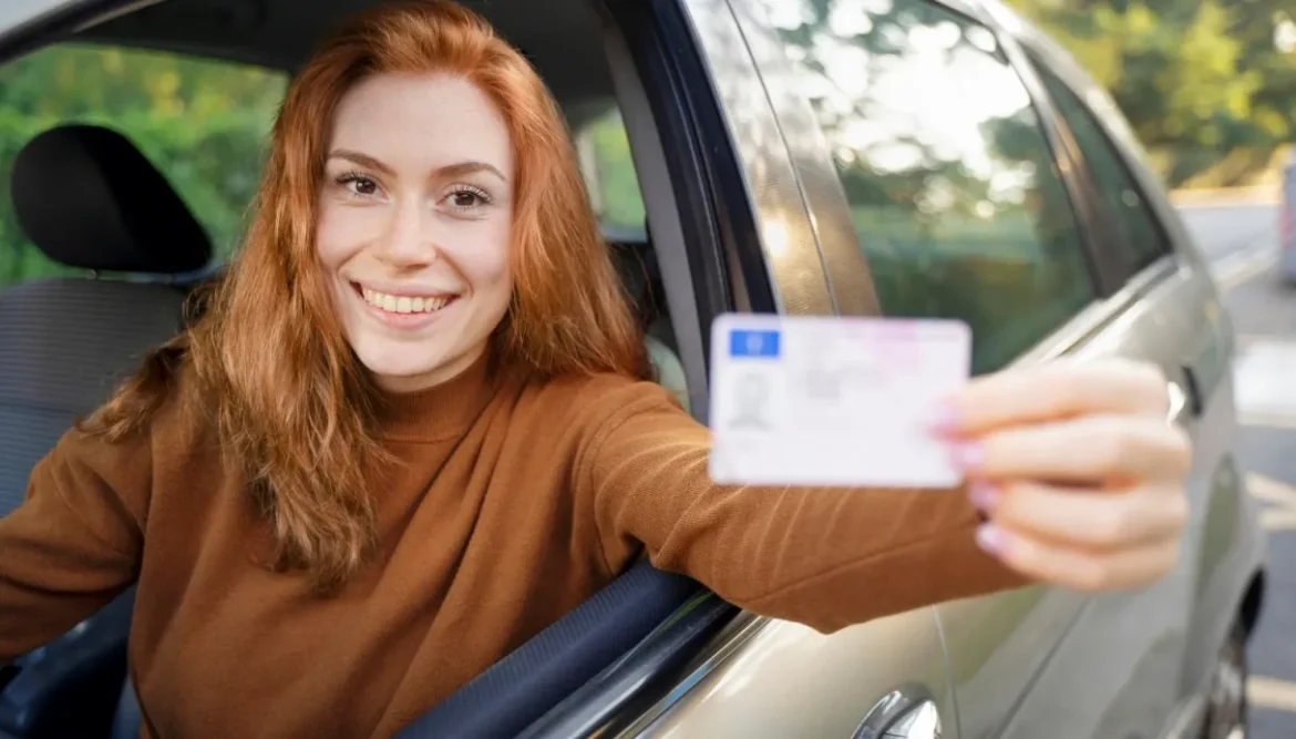 rinunciare patente italiani quanto costa