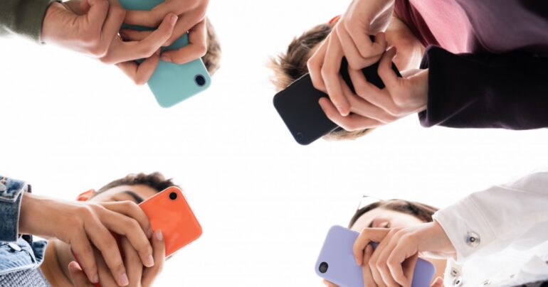 giovani in crisi social