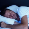 Dormire troppo o troppo poco può accelerare l’invecchiamento: cosa rivela uno studio