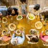 Perché scegliamo sempre lo stesso posto al ristorante? La risposta della psicologia