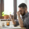 Millennials, la generazione più stressata: cresce il rischio burnout