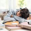 A maggio gli studenti dormono sempre meno: boom di notti in bianco per verifiche e interrogazioni