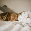 Restare a letto per ore non è sempre pigrizia: quando il bisogno di fermarsi nasconde un disagio