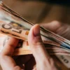Stipendi in Italia, il confronto con l’Europa: salari ancora sotto la media UE