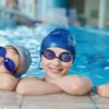Bambini in piscina, le regole da seguire per un bagno sicuro durante l’estate
