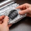 Chiavi dell’auto nella carta stagnola: perché sempre più persone lo fanno