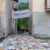 Nel cuore della Lombardia c’è il borgo dove ogni estate una strada si trasforma in una biblioteca a cielo aperto