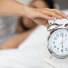 Ti svegli sempre pochi minuti prima della sveglia? Ecco perché succede