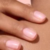 Unghie naturali, addio alla manicure perfetta: la nuova tendenza è mostrarsi senza smalto