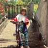 Niente smartphone, VHS e giochi all’aperto: cresce il “90s parenting”, figli cresciuti come nel 1996