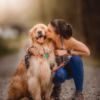 Baci spesso il tuo cane? Ecco cosa potrebbe capire davvero quando avvicini il viso al suo muso