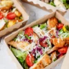 Pausa pranzo, mangiare fuori può costare più di 3mila euro l’anno: quanto si risparmia con la “schiscetta”