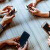 Quante volte prendi il telefono senza sapere perché? Le 8 abitudini che stanno cambiando le nostre giornate