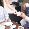 Offre sempre il caffè agli altri? Cosa può significare questo gesto secondo la psicologia