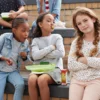 Come parlare alle bambine per aiutarle a credere in sé stesse: le 5 frasi che rafforzano l’autostima