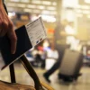 Viaggiare in aereo, cambiano le regole: rimborsi fino a 600 euro, bagagli e nuovi diritti per i passeggeri