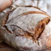 Perché una volta si baciava il pane? Il significato di un’antica tradizione che oggi rischia di scomparire